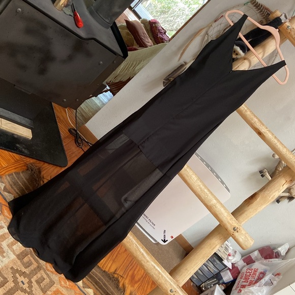 Simple elegance black dress. - Picture 4 of 8